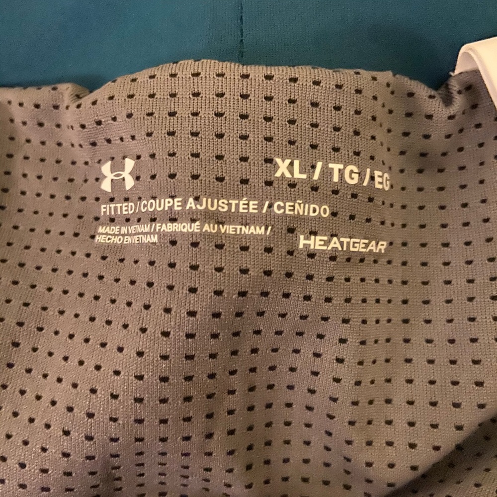 Women’s Under Armor Fitted Heat Gear Shorts - Picture 4 of 4